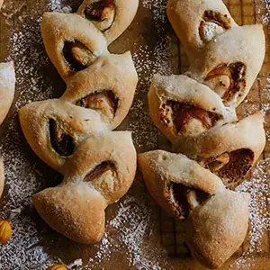 一次発酵はひと晩、冷蔵庫でほったらかし。成形しているうちに、二次発酵できちゃう大雑把なパン。「夜まぜて朝ふっくらつくりおき米粉のおおざっパン」1月30日発売 画像 7