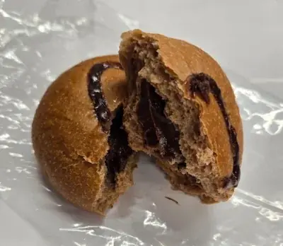 福祉施設の方が真心こめて作った「バレンタインショコラパン」キャッチャー　～焼きたて×チョコ×パン～　今年のバレンタインは、日常に寄り添いながら焼きたての特別感が演出できる“パン”を使用！ 画像 3