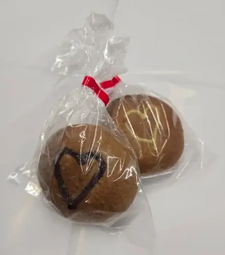 福祉施設の方が真心こめて作った「バレンタインショコラパン」キャッチャー　～焼きたて×チョコ×パン～　今年のバレンタインは、日常に寄り添いながら焼きたての特別感が演出できる“パン”を使用！ 画像 4