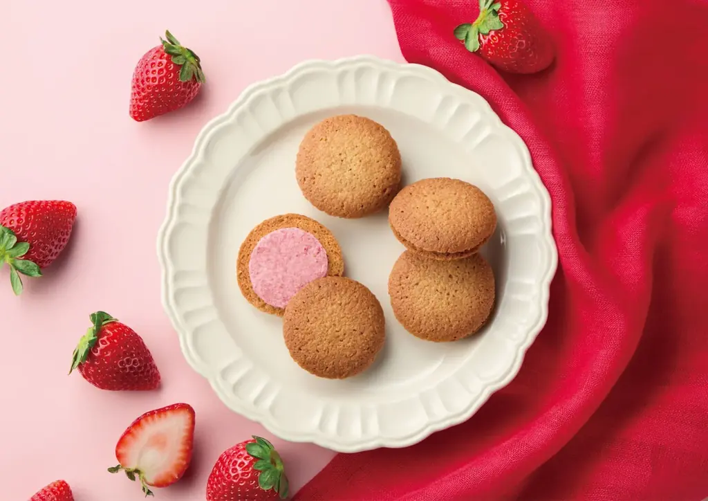 苺クッキーサンド発売