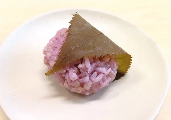 兵庫県産もち麦使用、国産桜葉がふわっと香る「新食感」桜もち。まめむぎマルシェ「もち麦入り桜もち」期間限定発売 画像 3