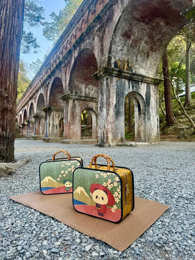 日本文化【畳と西陣織】の美しさを、新しい視点で世界へ。伝統を大切にしながら、未来をデザインする老舗バッグメーカーが、楽天公式キャラクター「お買いものパンダ」と開発した特別なアイテムが発売開始！ 画像 1