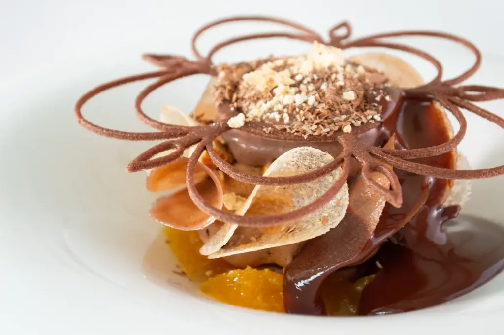 世界大会優勝パティシエが手がけるバレンタイン限定デザートを提供開始。三重の複合温泉リゾート「アクアイグニス」で特別な時間をお過ごしください。 画像 1