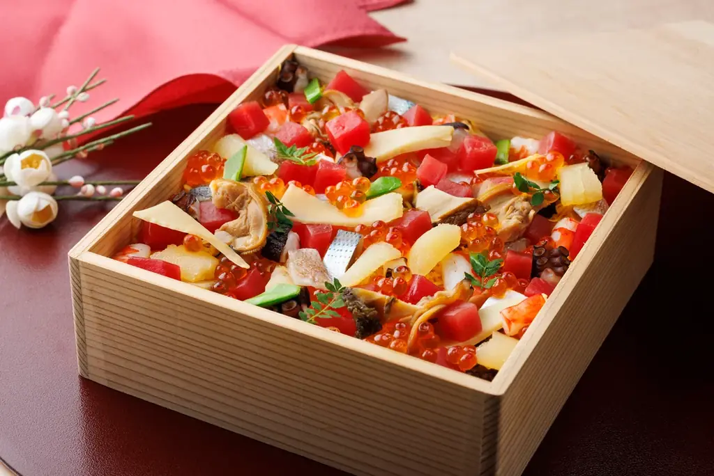 【シェラトン都ホテル東京】「鮨 白金 さえ㐂」のちらし寿司【限定20折】予約受付開始　天然本鮪や鮑など厳選素材の旨みと彩りで桃の節句を華やかに 画像 1