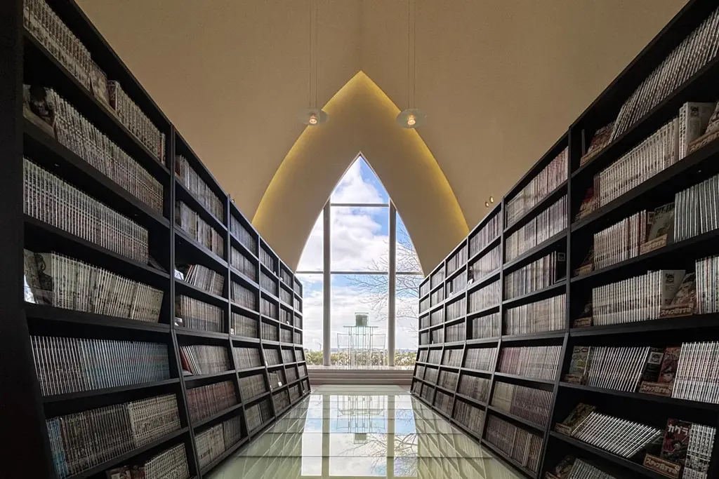 ウェディングチャペルの空間をリニューアル。「ブックチャペル」2026年2月1日グランドオープン！　アニメの聖地ならではの約9,000冊を選書【グランドメルキュール浜名湖リゾート＆スパ】 画像 1