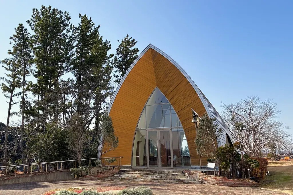 ウェディングチャペルの空間をリニューアル。「ブックチャペル」2026年2月1日グランドオープン！　アニメの聖地ならではの約9,000冊を選書【グランドメルキュール浜名湖リゾート＆スパ】 画像 2