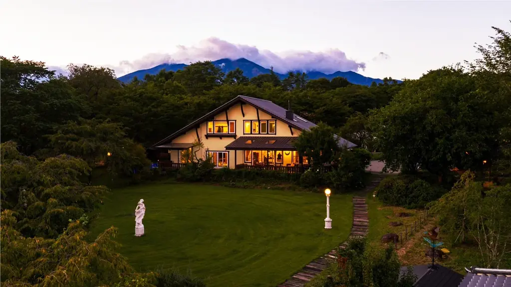 【日本最大級の独占お花見】2000坪の敷地に咲く桜を“1組”だけで貸切。Airbnb★5.0の究極ヴィラ「ReTune Hokuto」で、ととのう「花見×サウナ」予約解禁。 画像 1