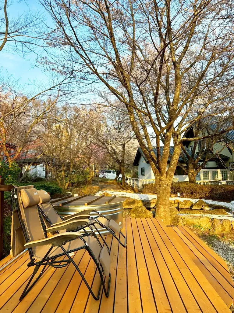 【日本最大級の独占お花見】2000坪の敷地に咲く桜を“1組”だけで貸切。Airbnb★5.0の究極ヴィラ「ReTune Hokuto」で、ととのう「花見×サウナ」予約解禁。 画像 11