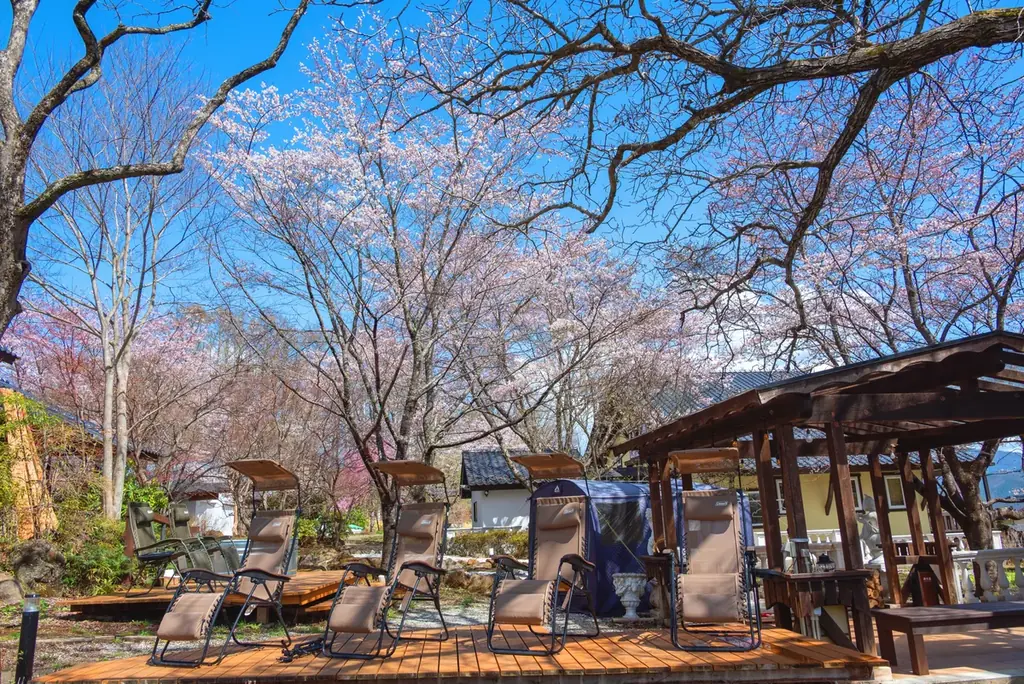 【日本最大級の独占お花見】2000坪の敷地に咲く桜を“1組”だけで貸切。Airbnb★5.0の究極ヴィラ「ReTune Hokuto」で、ととのう「花見×サウナ」予約解禁。 画像 19