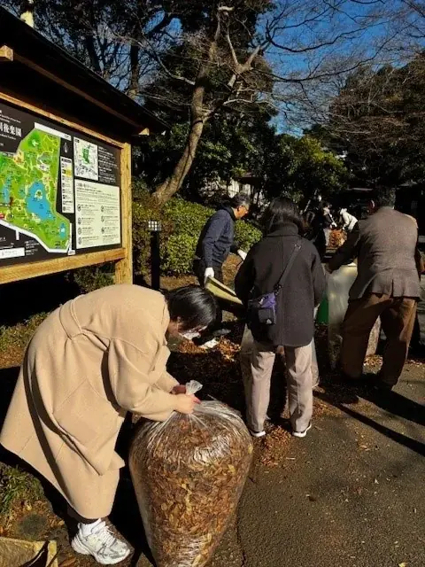 都立文京盲学校と共同で小石川後楽園清掃活動を実施 画像 2