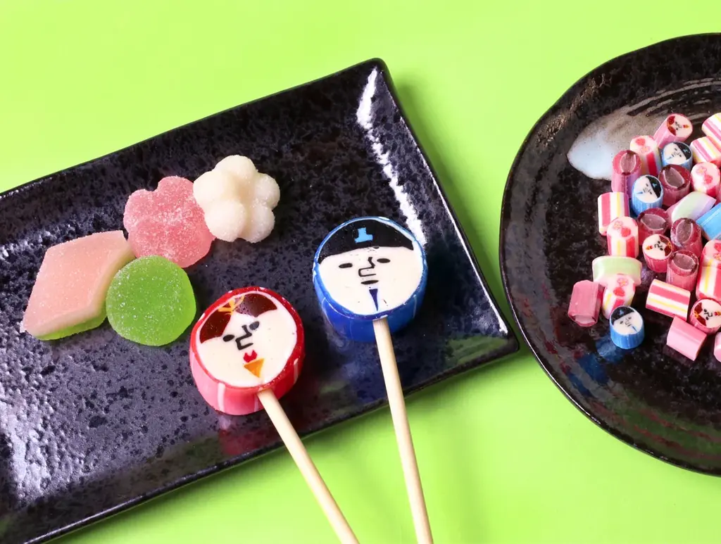 “シュール”な表情のお内裏様とお雛様？　遊び心があふれるキャンディとバブレッツ　全3種　PAPABUBBLEのひなまつりシリーズ　2月5日より発売 画像 1
