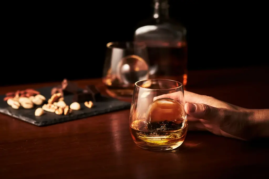 自宅にいながらバー気分を味わえる！透明度の高い丸い氷が作れる製氷器「大人の透明まる氷」から愛用者待望の1個タイプを発売 画像 2