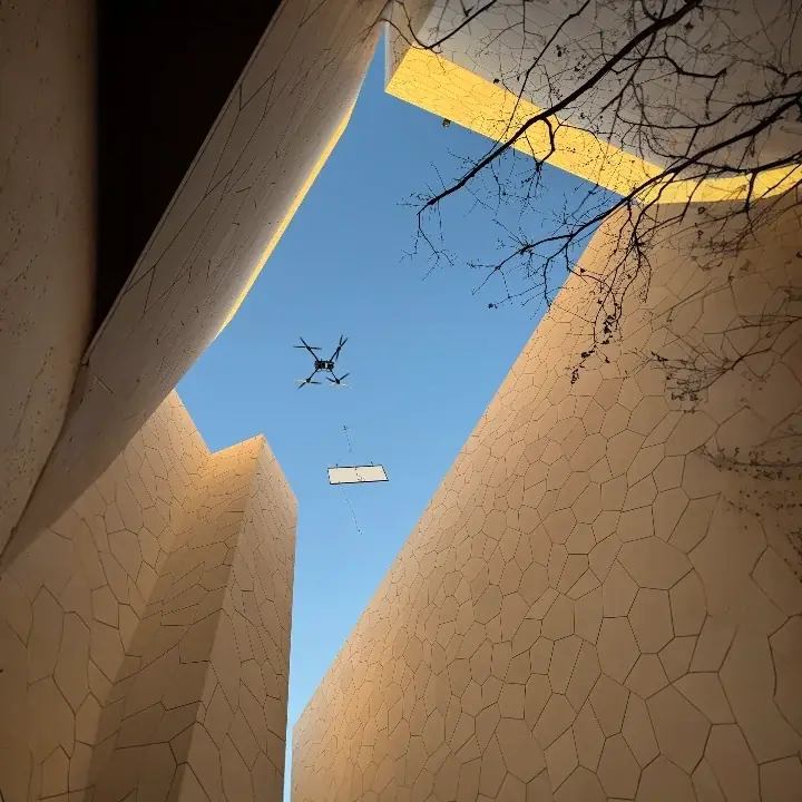 大阪万博、空を舞う太陽光パネル。EUREKAが大型ドローンによる「空中回収」で建設業界の常識を打破 画像 1