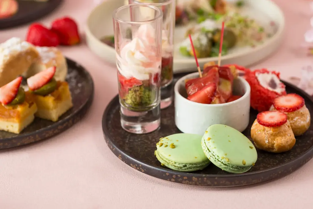 春の訪れを告げる華やかなスイーツ＆セイボリーが登場　いちごと桜のスプリングアフタヌーンティー 画像 3