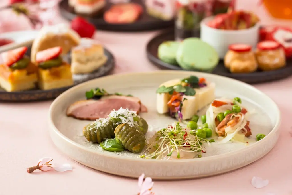 春の訪れを告げる華やかなスイーツ＆セイボリーが登場　いちごと桜のスプリングアフタヌーンティー 画像 5