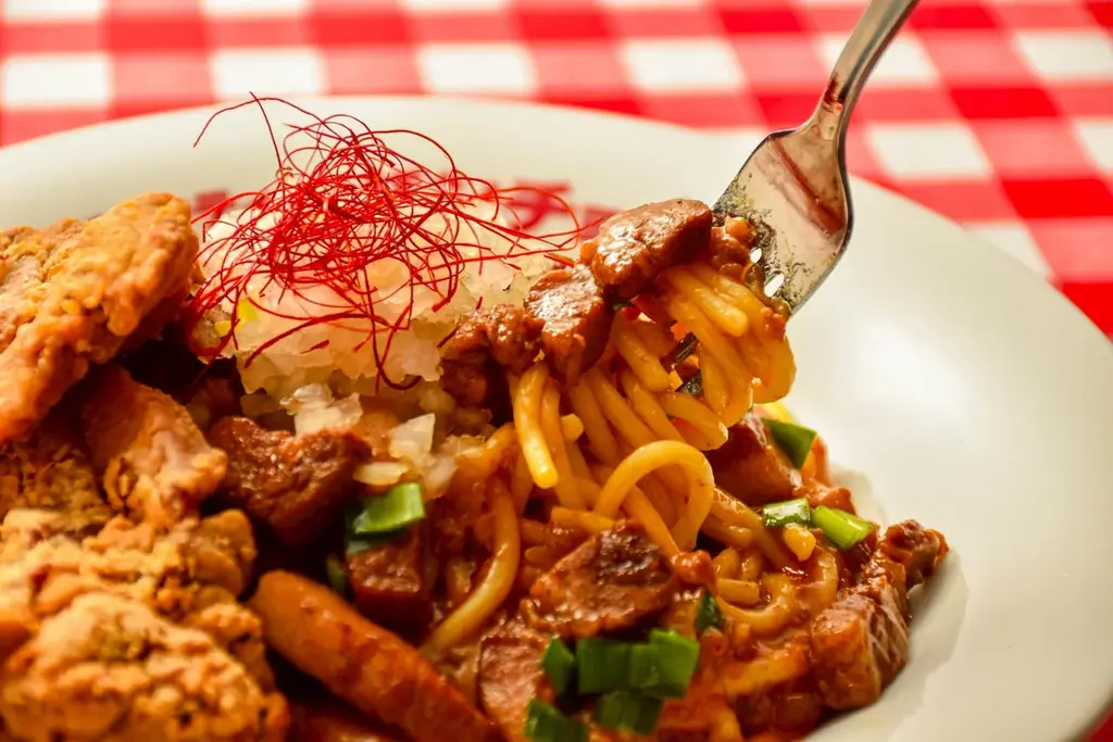 パンチョ大王のラブコールで実現！大食いタレントますぶちさちよ監修・期間限定メニュー「肉！麺！酒！これが本気のさちよ盛り　牛豚鶏三種の台湾風肉山スパ」を2月16日（月）に発売 画像 2