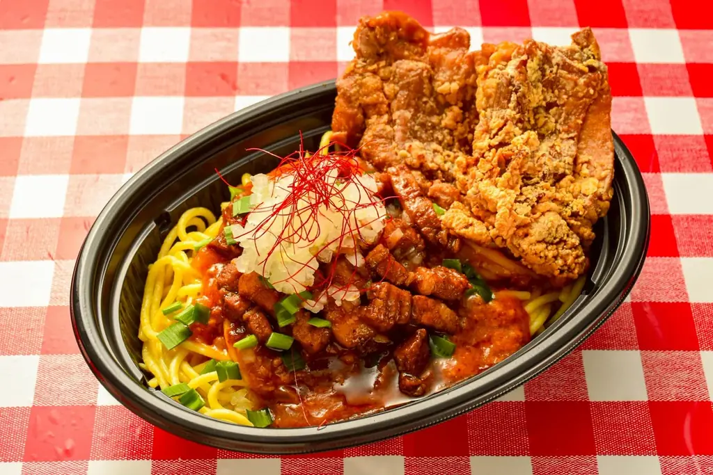 パンチョ大王のラブコールで実現！大食いタレントますぶちさちよ監修・期間限定メニュー「肉！麺！酒！これが本気のさちよ盛り　牛豚鶏三種の台湾風肉山スパ」を2月16日（月）に発売 画像 6