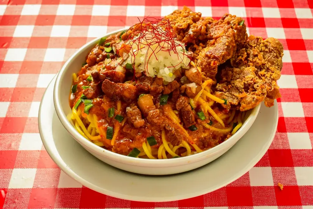 パンチョ大王のラブコールで実現！大食いタレントますぶちさちよ監修・期間限定メニュー「肉！麺！酒！これが本気のさちよ盛り　牛豚鶏三種の台湾風肉山スパ」を2月16日（月）に発売 画像 7