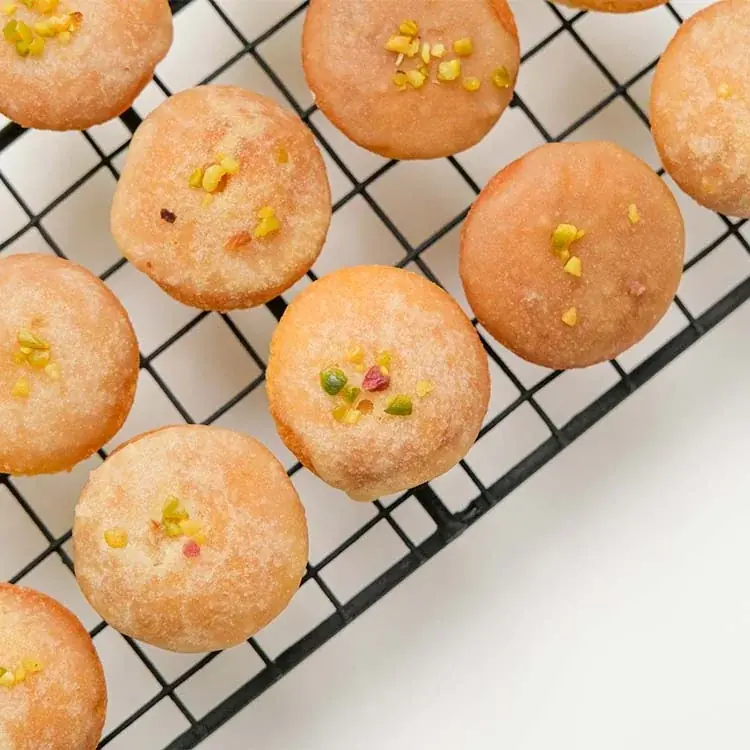 【瀬戸内レモンを皮ごと贅沢に】甘酸っぱいアイシングとシャリシャリ食感が楽しい『瀬戸内レモンのひとくちケーキ』をスナックミーオンラインストアで期間限定発売 画像 4