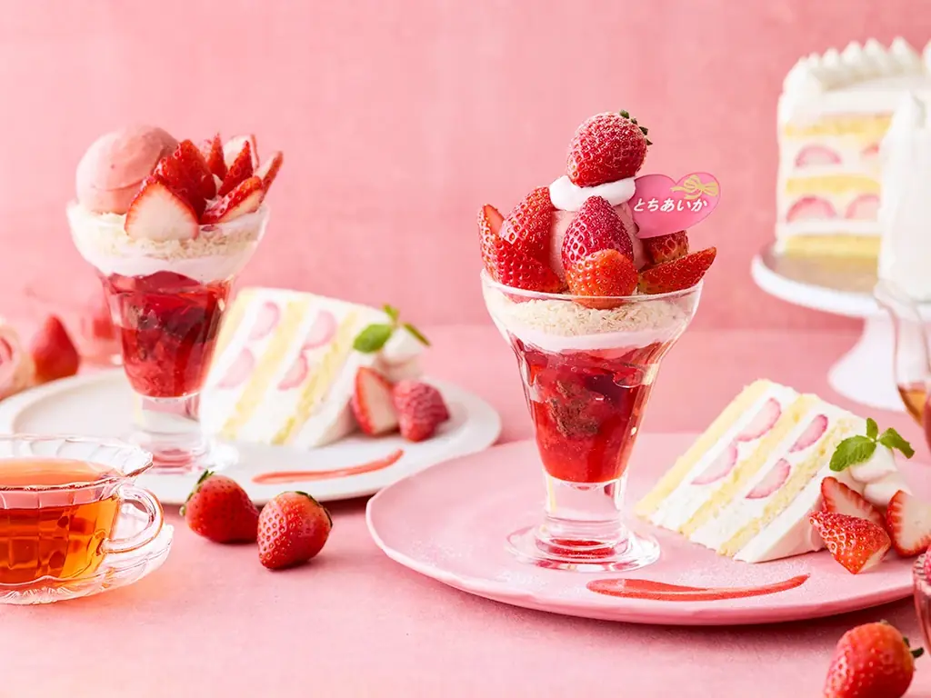 【Afternoon Tea】甘酸っぱい苺と濃厚ブラウニーの贅沢パフェ、ふわふわ食感の苺ショートケーキが一度に楽しめる、ご褒美感あふれる「苺づくしのスイーツプレート」を発売 画像 1