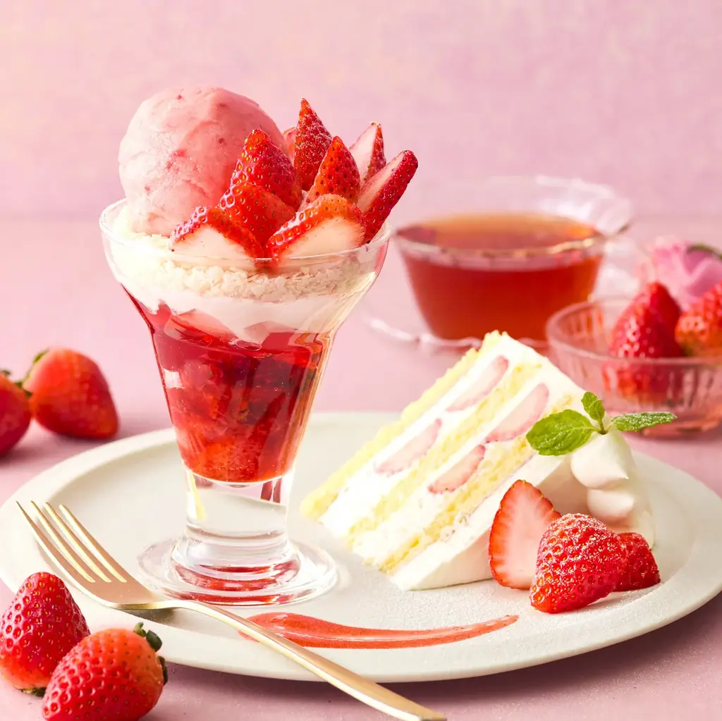 【Afternoon Tea】甘酸っぱい苺と濃厚ブラウニーの贅沢パフェ、ふわふわ食感の苺ショートケーキが一度に楽しめる、ご褒美感あふれる「苺づくしのスイーツプレート」を発売 画像 2