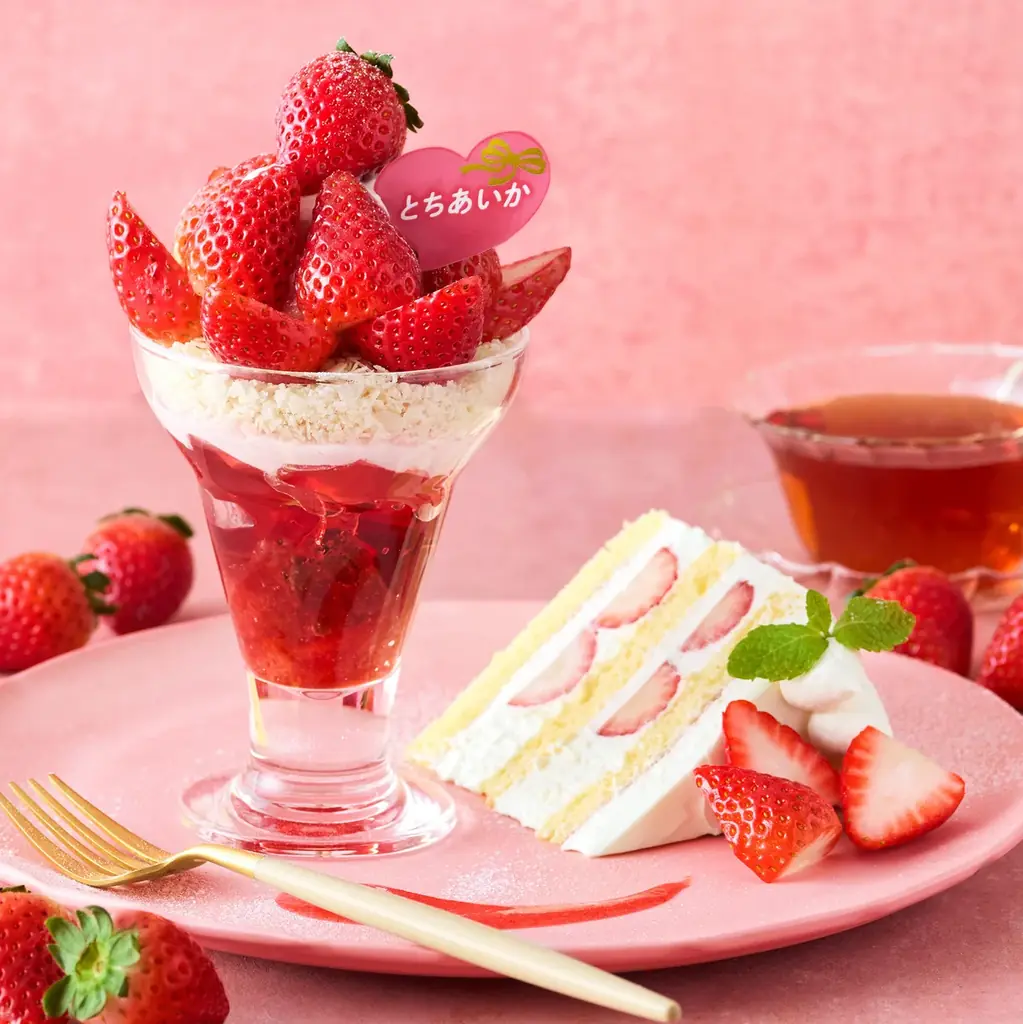 【Afternoon Tea】甘酸っぱい苺と濃厚ブラウニーの贅沢パフェ、ふわふわ食感の苺ショートケーキが一度に楽しめる、ご褒美感あふれる「苺づくしのスイーツプレート」を発売 画像 5