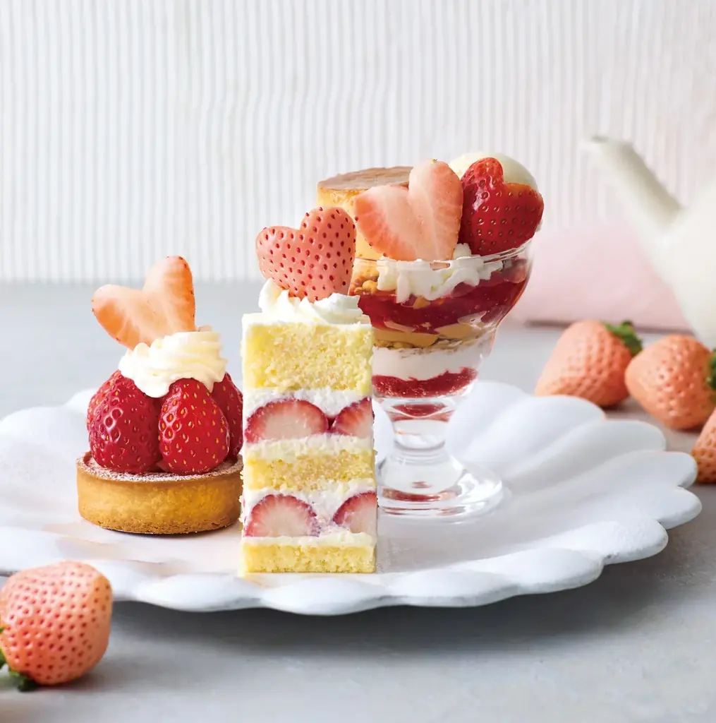【Afternoon Tea】甘酸っぱい苺と濃厚ブラウニーの贅沢パフェ、ふわふわ食感の苺ショートケーキが一度に楽しめる、ご褒美感あふれる「苺づくしのスイーツプレート」を発売 画像 8