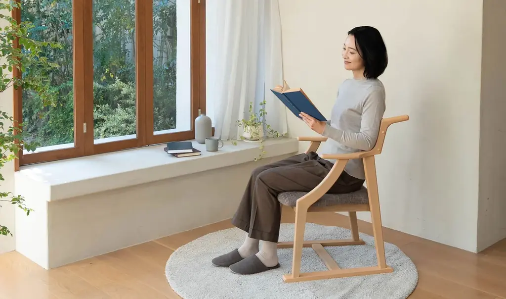 高齢者向け椅子の豊富なラインナップを展開する健康家具ブランドEMOORより、“食事のしやすさ”と“食後のひと休み”を両立した新商品『食を楽しむための椅子～みのり～』が登場 画像 4