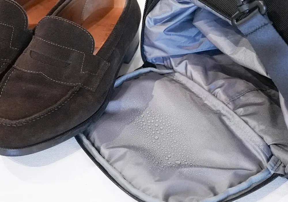 出先でのアイロン掛けの時間ゼロへ。 スーツを綺麗に持ち運べる大人のための鞄 画像 10