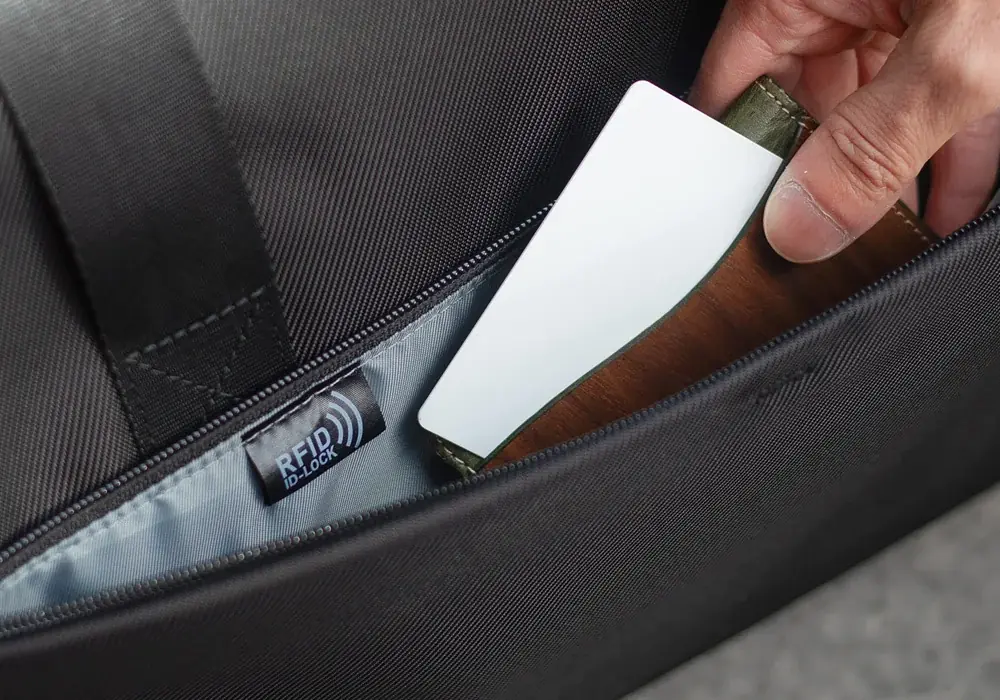 出先でのアイロン掛けの時間ゼロへ。 スーツを綺麗に持ち運べる大人のための鞄 画像 12