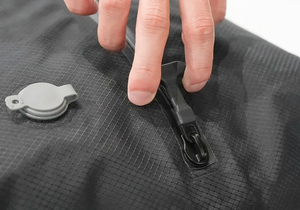 出先でのアイロン掛けの時間ゼロへ。 スーツを綺麗に持ち運べる大人のための鞄 画像 19