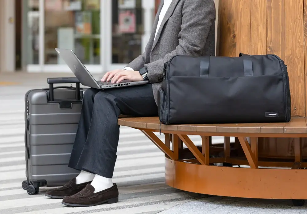 出先でのアイロン掛けの時間ゼロへ。 スーツを綺麗に持ち運べる大人のための鞄 画像 2