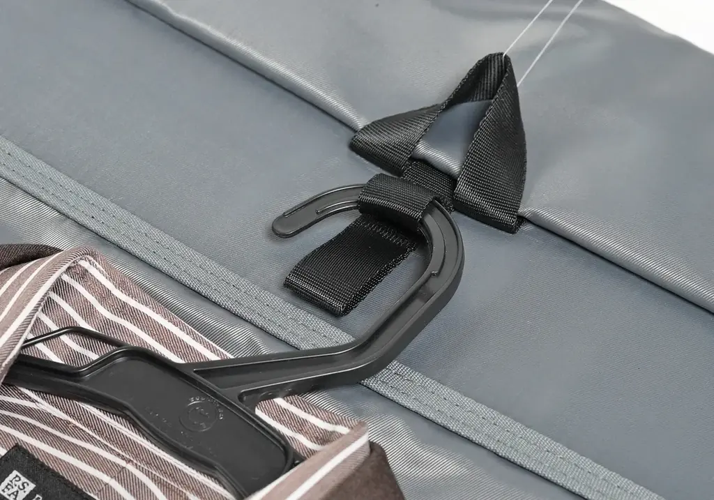 出先でのアイロン掛けの時間ゼロへ。 スーツを綺麗に持ち運べる大人のための鞄 画像 5