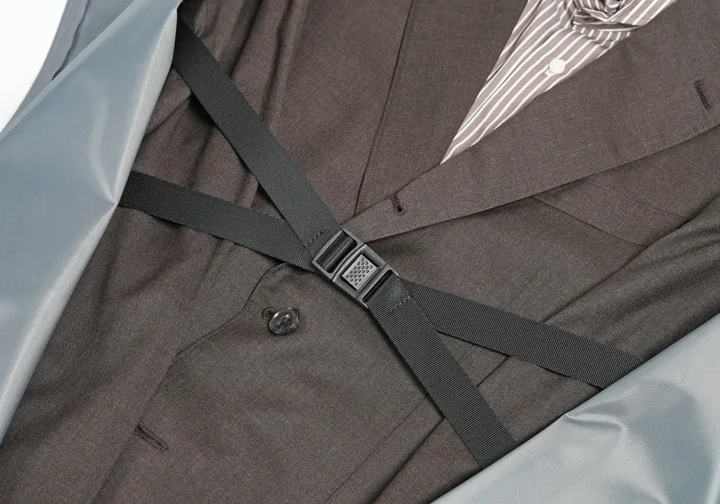 出先でのアイロン掛けの時間ゼロへ。 スーツを綺麗に持ち運べる大人のための鞄 画像 6