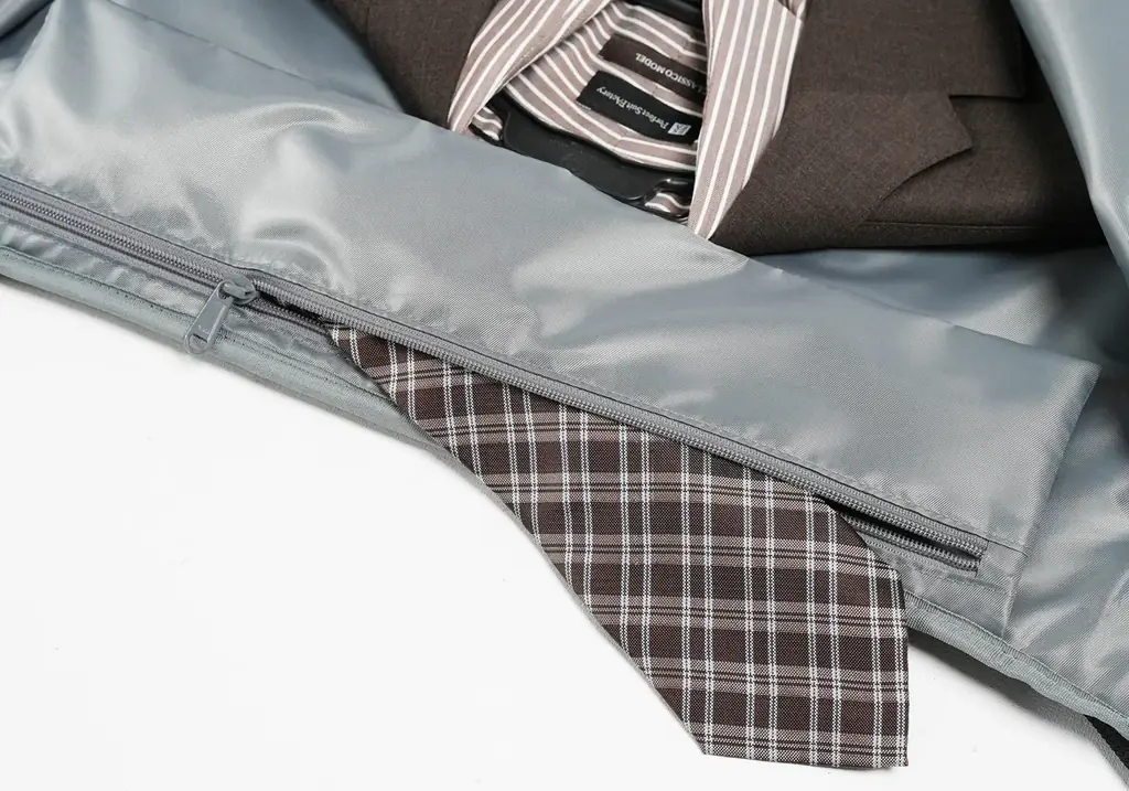出先でのアイロン掛けの時間ゼロへ。 スーツを綺麗に持ち運べる大人のための鞄 画像 8