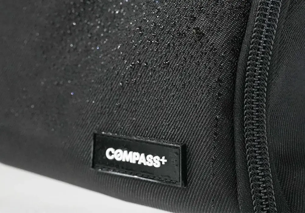 出先でのアイロン掛けの時間ゼロへ。 スーツを綺麗に持ち運べる大人のための鞄 画像 9