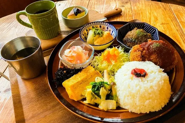 春の和歌山・串本と古座川をめぐる2つのお花見旅。国指定天然記念物「一枚岩」と老舗和菓子が彩る、地域とつながる春限定プラン【メルキュール和歌山串本リゾート＆スパ】 画像 4