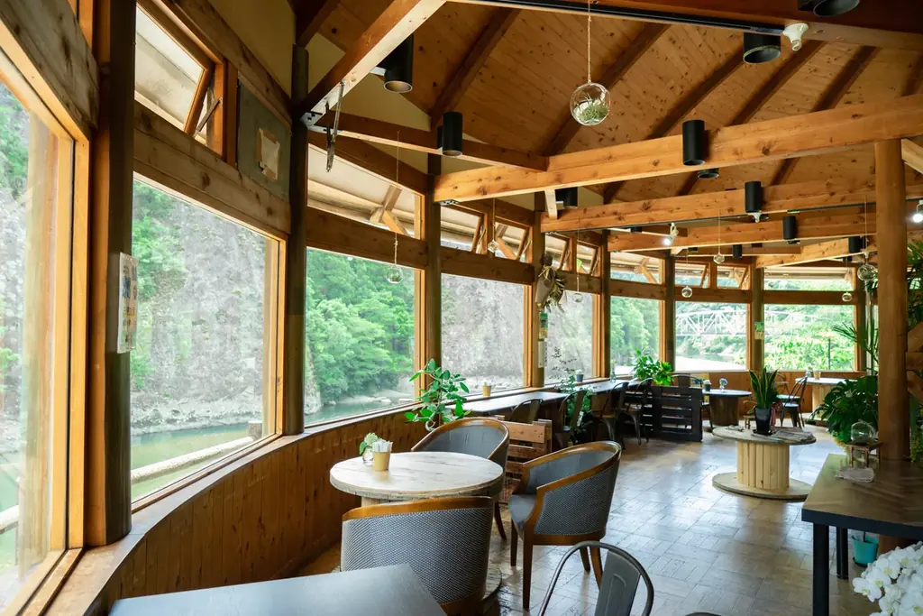 春の和歌山・串本と古座川をめぐる2つのお花見旅。国指定天然記念物「一枚岩」と老舗和菓子が彩る、地域とつながる春限定プラン【メルキュール和歌山串本リゾート＆スパ】 画像 5