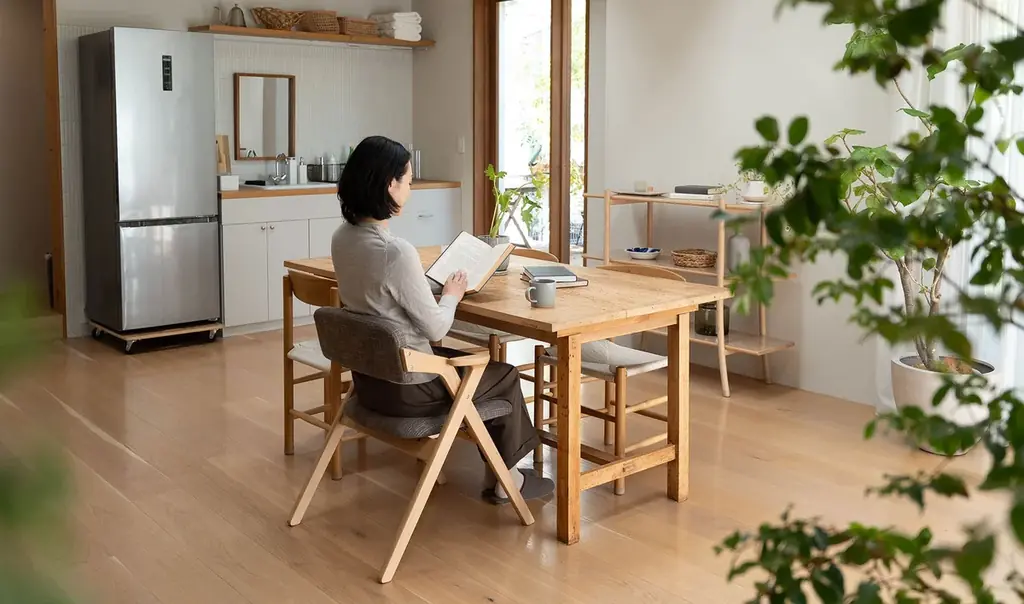 食事のしやすさと食後のひと休みを両立する椅子。人間工学から生まれた『食を楽しむための椅子～みのり～折りたたみタイプ』が新登場！折りたたみ椅子とは思えない十分以上の座り心地を提供します。 画像 4