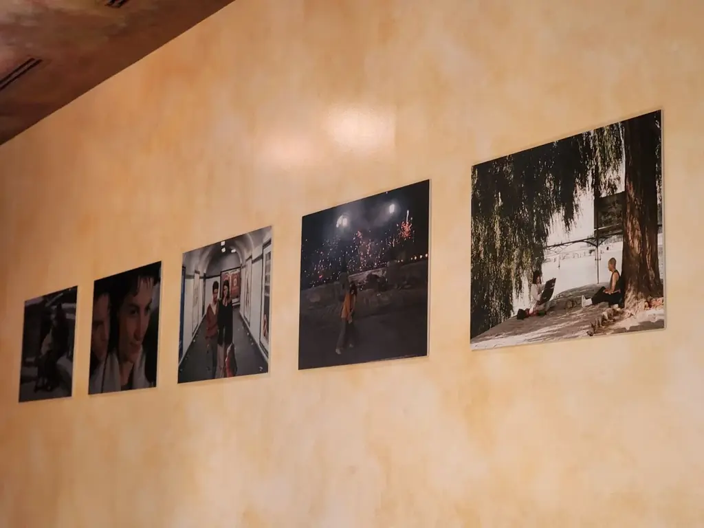 「レオス・カラックス×H.P.FRANCE」タイアップキャンペーン第2弾。スペイン発「デ・ドゥエ」より、4Kレストア版上映記念のコラボTシャツを発売！ 画像 11