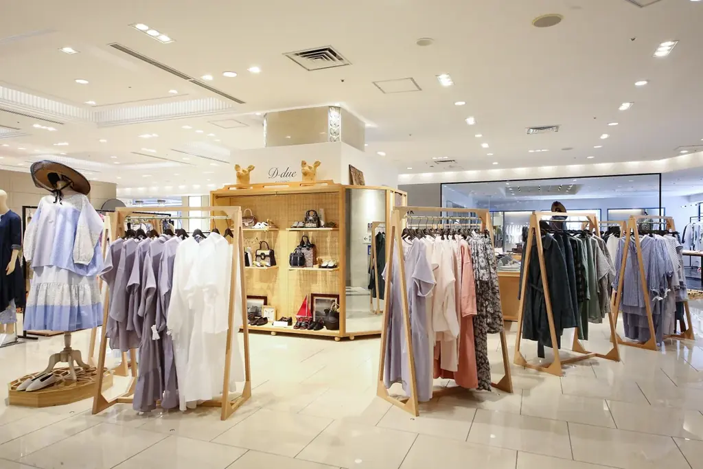 「レオス・カラックス×H.P.FRANCE」タイアップキャンペーン第2弾。スペイン発「デ・ドゥエ」より、4Kレストア版上映記念のコラボTシャツを発売！ 画像 12