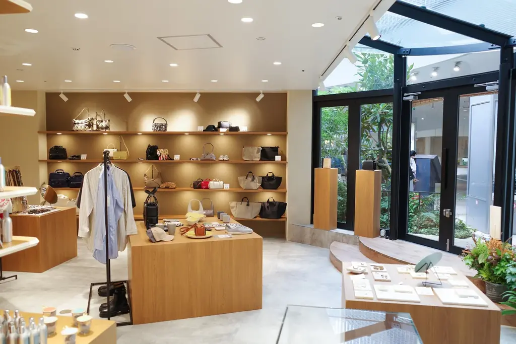 「レオス・カラックス×H.P.FRANCE」タイアップキャンペーン第2弾。スペイン発「デ・ドゥエ」より、4Kレストア版上映記念のコラボTシャツを発売！ 画像 13