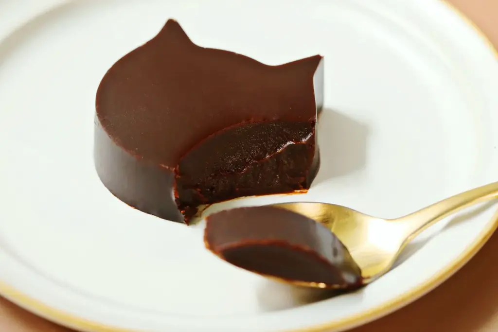 【ファミリーマート限定】チョコの甘み×とろけるにゃめらかさを楽しめる『にゃんともおいしいくろねこテリーヌ ショコラ』が期間限定で新発売！バレンタインや猫の日にもぴったりな可愛らしいねこ型スイーツ！ 画像 2