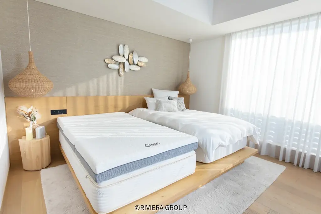 寝心地を科学するエムールの「パーソナライズ寝具サービス」をホテル初導入！リビエラ逗子マリーナで脳と身体を休めるスリープツーリズムを2/5開始。チェックイン時に身体に合ったマットレスをお部屋にセット。 画像 1