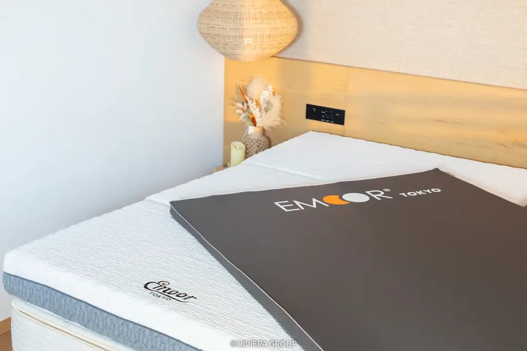 寝心地を科学するエムールの「パーソナライズ寝具サービス」をホテル初導入！リビエラ逗子マリーナで脳と身体を休めるスリープツーリズムを2/5開始。チェックイン時に身体に合ったマットレスをお部屋にセット。 画像 2