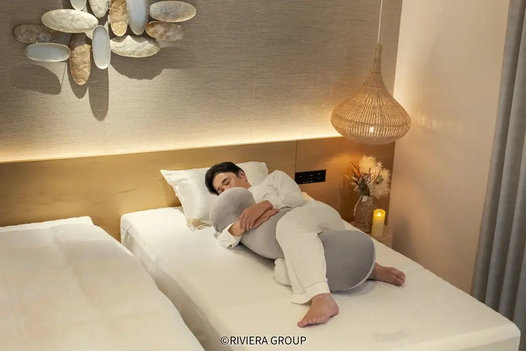 寝心地を科学するエムールの「パーソナライズ寝具サービス」をホテル初導入！リビエラ逗子マリーナで脳と身体を休めるスリープツーリズムを2/5開始。チェックイン時に身体に合ったマットレスをお部屋にセット。 画像 3