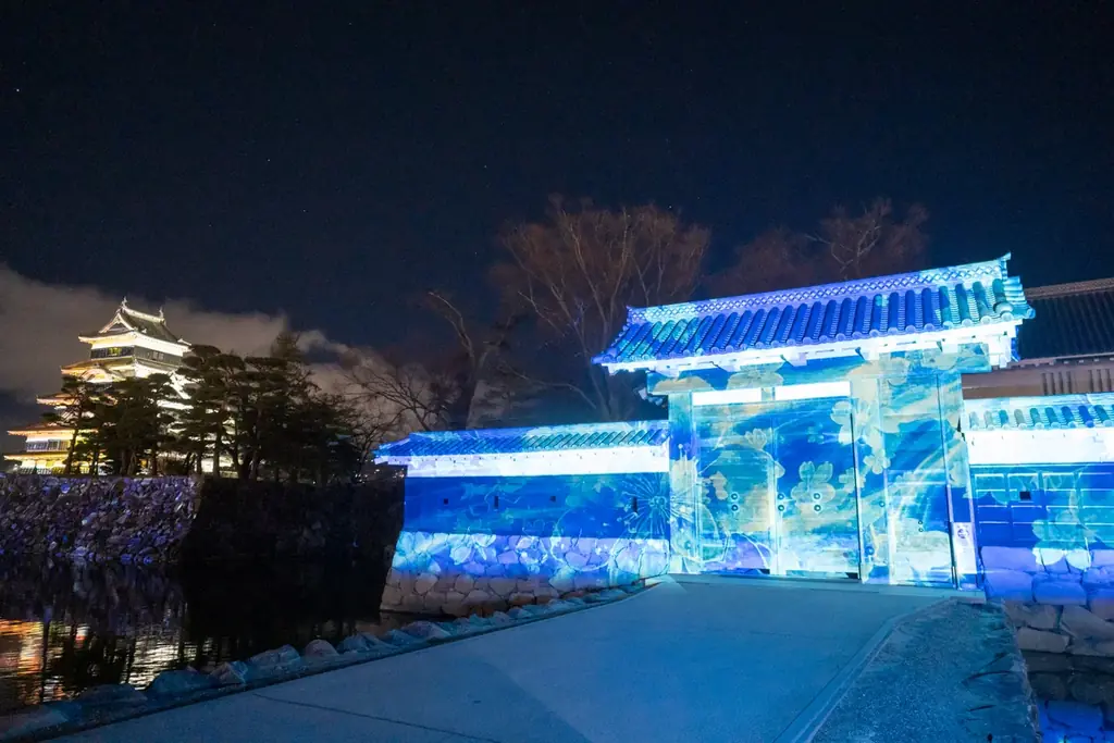 一旗プロデュース「国宝 松本城天守 プロジェクションマッピング 2025-2026」の来場者数が10万人を突破。春に咲き誇る桜や北アルプスの花々など、ダイナミックで幻想的なプロジェクションマッピング。 画像 10