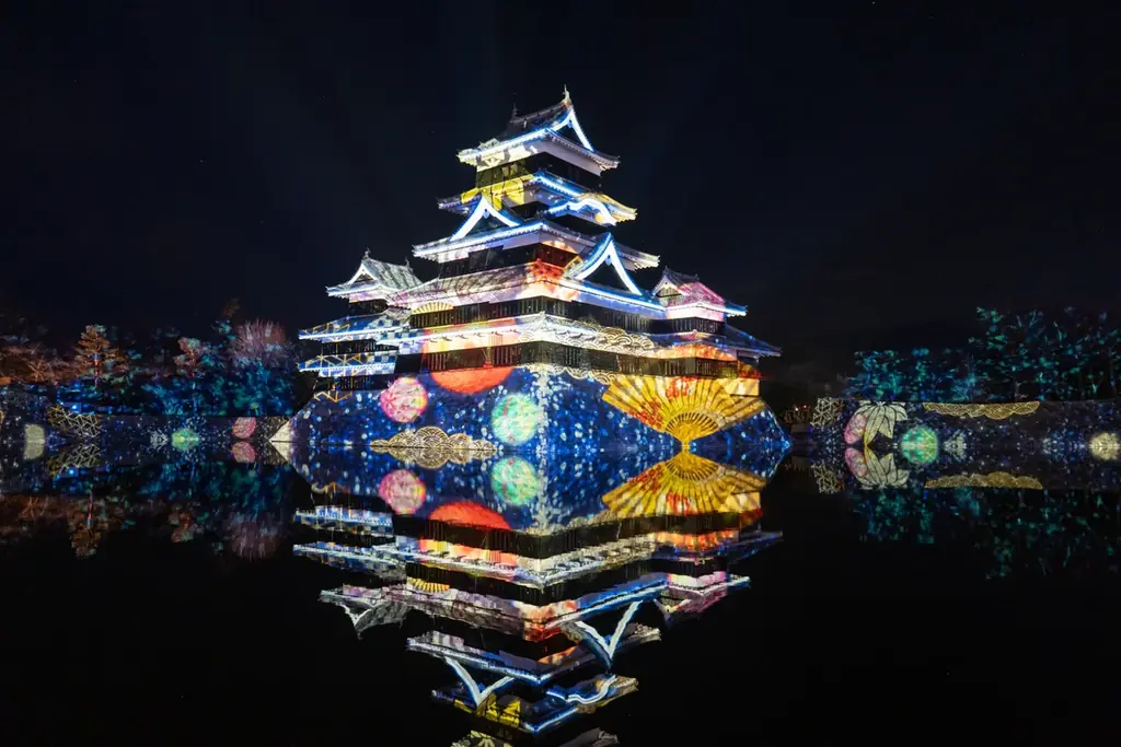 一旗プロデュース「国宝 松本城天守 プロジェクションマッピング 2025-2026」の来場者数が10万人を突破。春に咲き誇る桜や北アルプスの花々など、ダイナミックで幻想的なプロジェクションマッピング。 画像 18