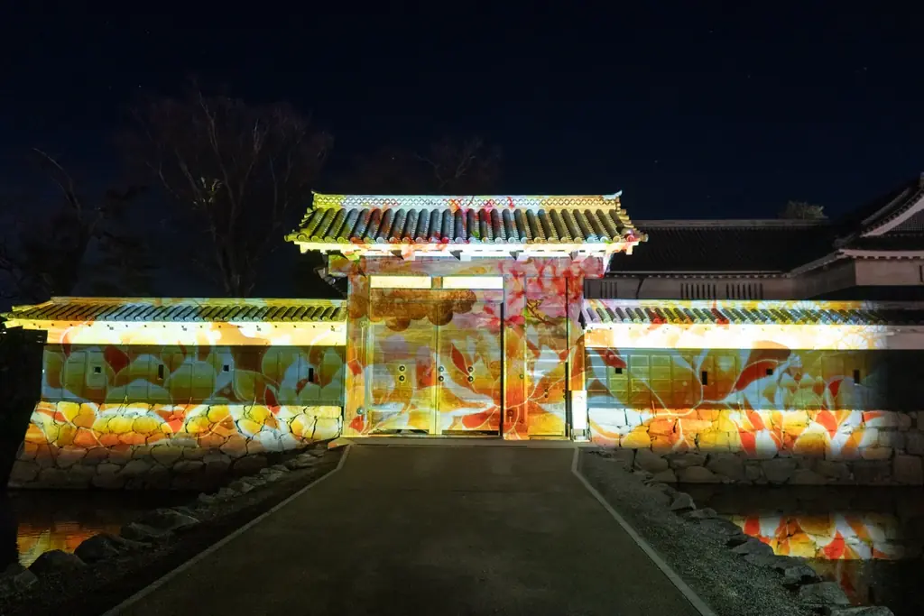 一旗プロデュース「国宝 松本城天守 プロジェクションマッピング 2025-2026」の来場者数が10万人を突破。春に咲き誇る桜や北アルプスの花々など、ダイナミックで幻想的なプロジェクションマッピング。 画像 25