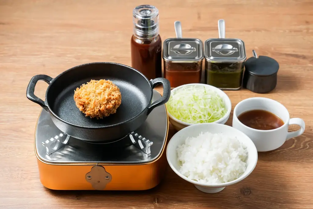 【“極上メンチカツ”専門店 誕生】揚げることを追求し続けた串カツ田中の新ブランド「挽きたて和牛レアカツ ザ・メンチ」が2026年2月7日(土)より埼玉・大宮にグランドオープン 画像 3